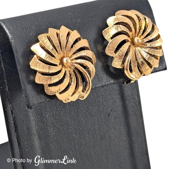 VTG Monet Spiral Textured Flower Gold Tone Brooch & Clip On Earrings Jewelry Set - Picture 6 of 13